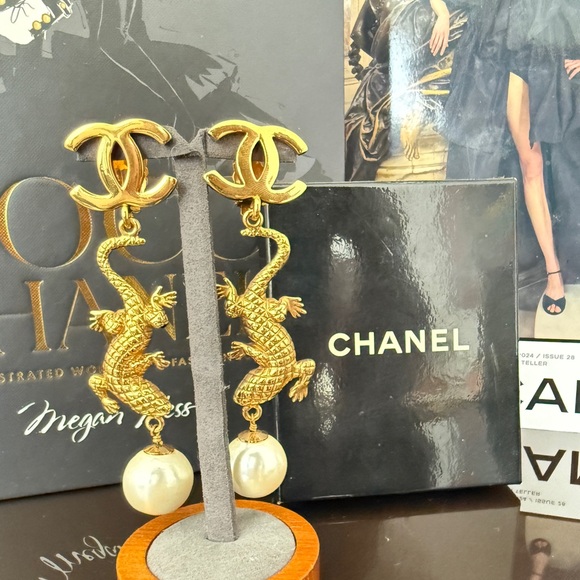 LOT 2222 RUNWAY 24K gold plated CHANEL vintage lizard Earrings with Pearls 1991 - Picture 4 of 17